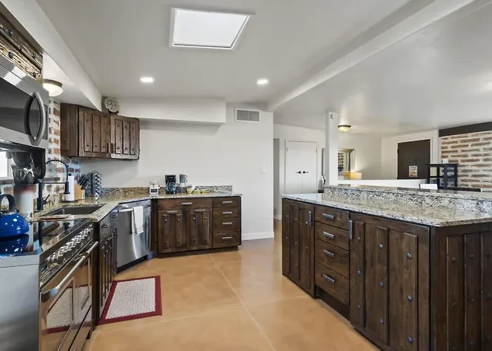 Panoramic Mountain Views Heated Pool 2 Kitchens Tucson